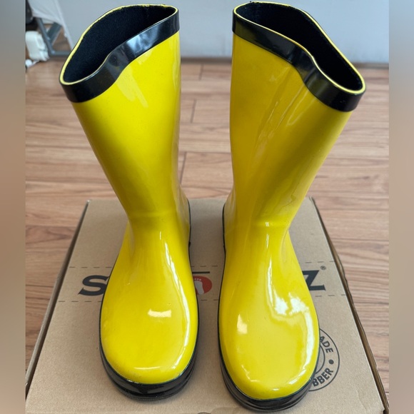 Stonz Other - Brand new in box Size 3 Youth Stonz Yellow/Black Rain Boots